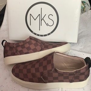 Brown checker tennis shoe size 8
